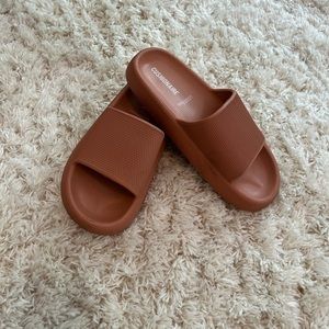 CUSHIONAIRE Comfy Slides